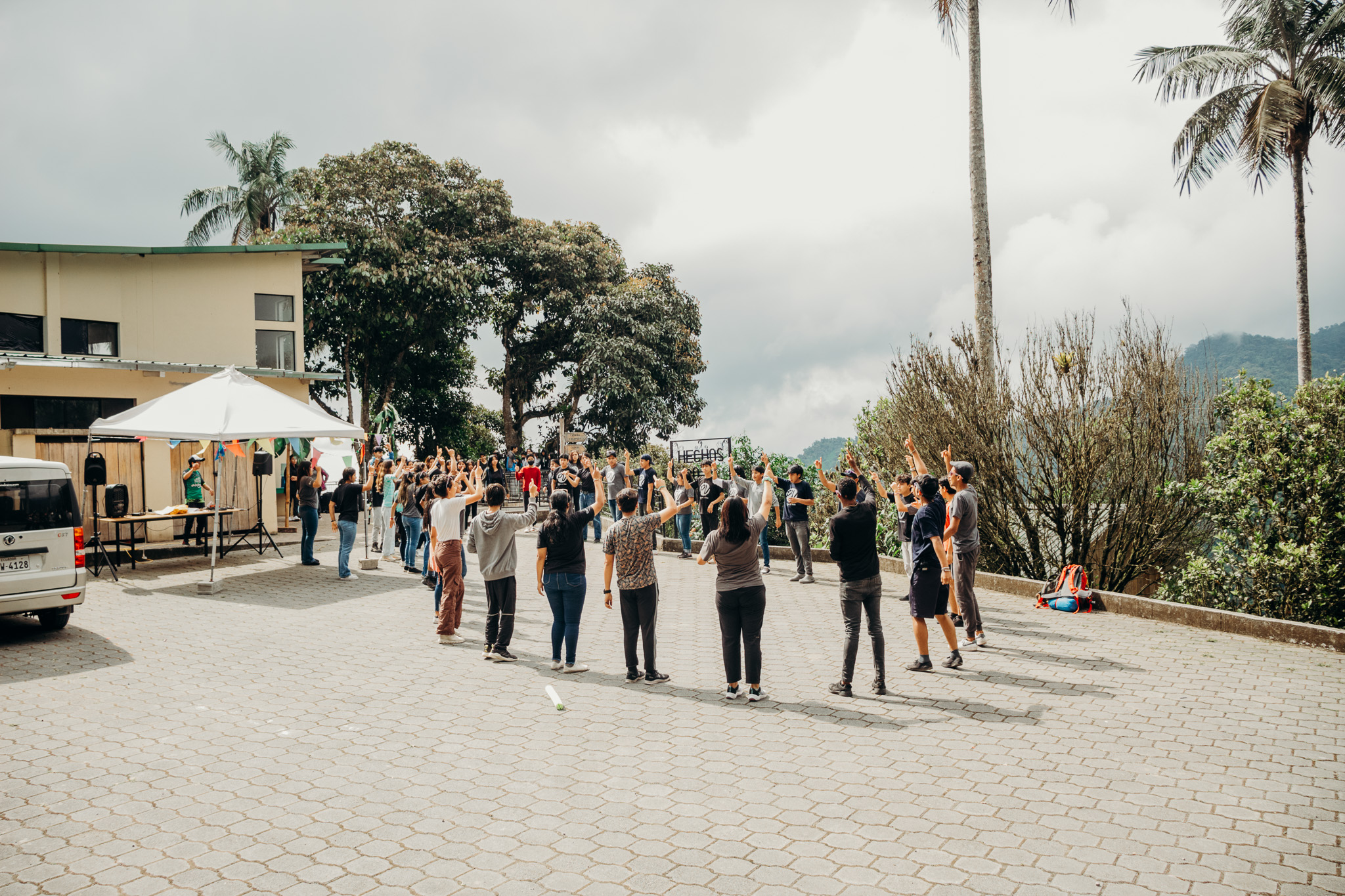 Jóvenes reunidos en una actividad de campamento de Palabra de Vida Ecuador